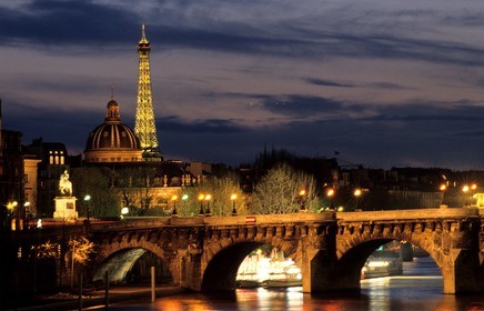 France, Paris (75), les rives de la Seine, classées Patrimoine Mondial de l'UNESCO, Pont Neuf, la Tour Eiffel illuminée (© SETE-illuminations Pierre Bideau)