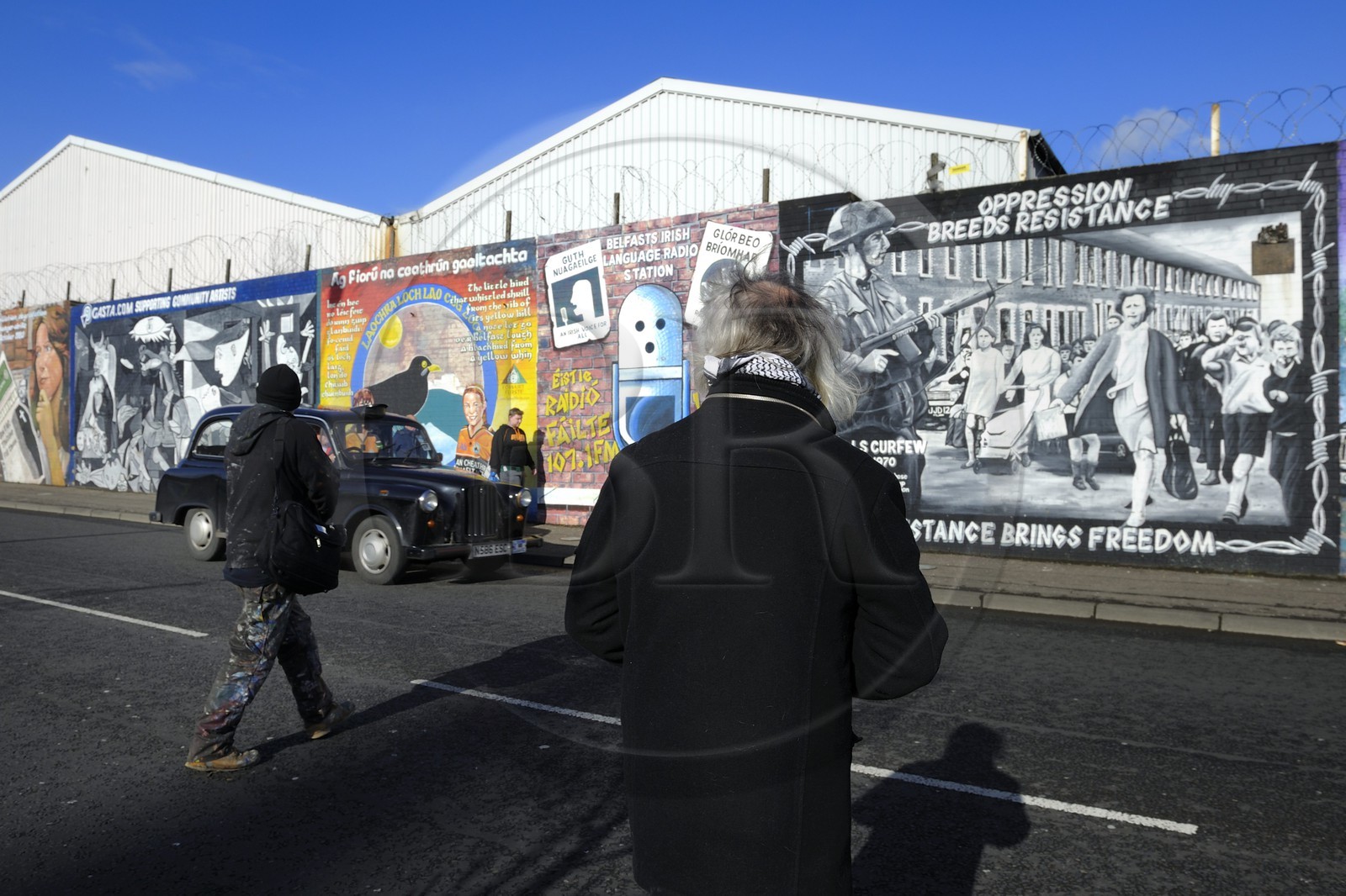 Royaume-Uni, Irlande du Nord, Belfast Ouest, le quartier catholique de Falls, International ou Solidarity Wall, peintures murales sur Falls Road