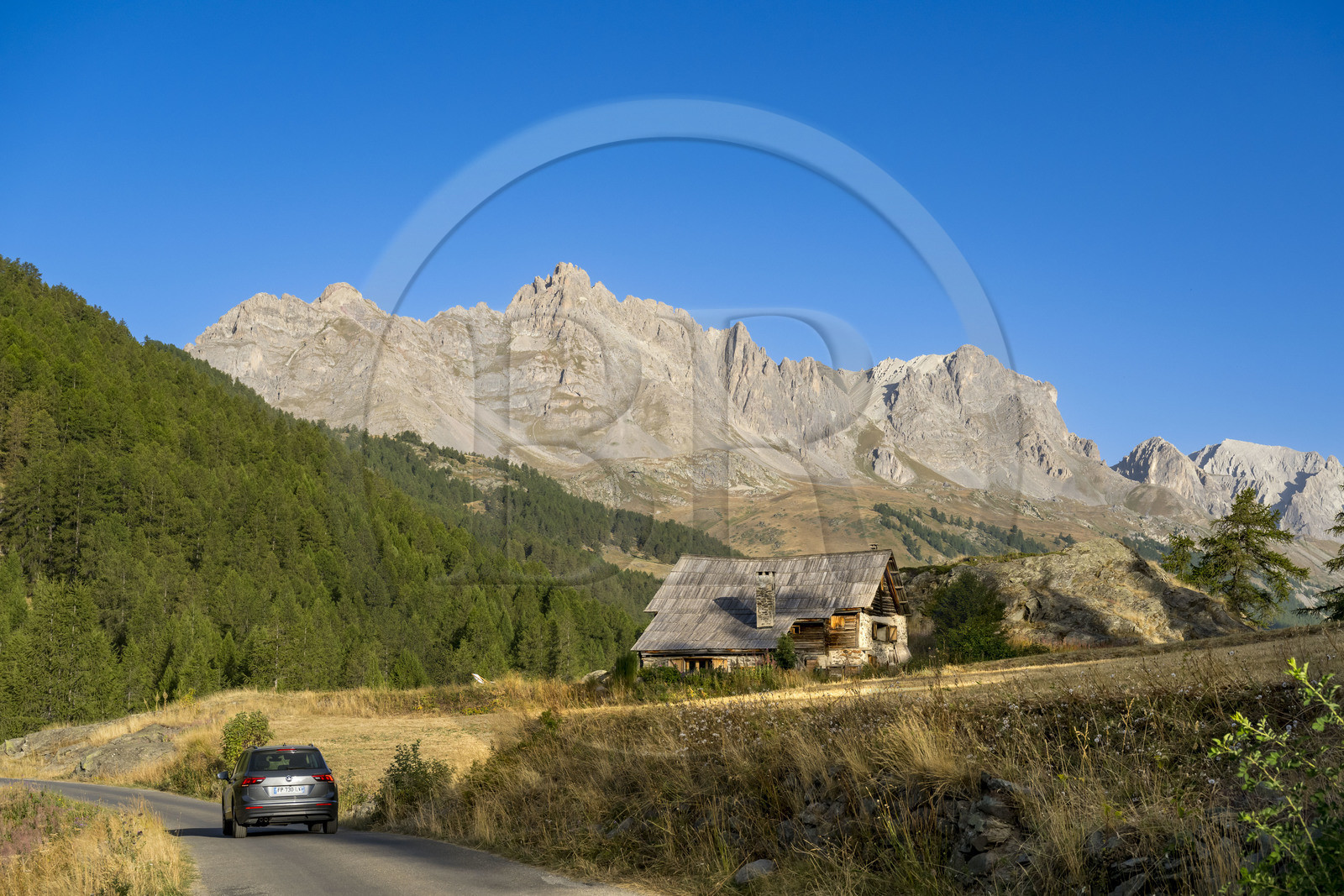 France, Hautes Alpes (05), le Briançonnais, Névache, vallée de la Clarée, ancienne ferme d'estive et la crête du Queyrellin en arrière-plan