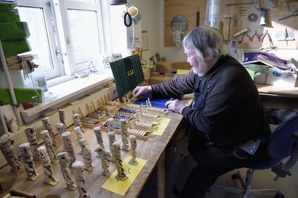 Groenland, cote ouest, baie de Baffin, Upernavik, artisan fabriquant un Tupilak (sculpture rituelle)