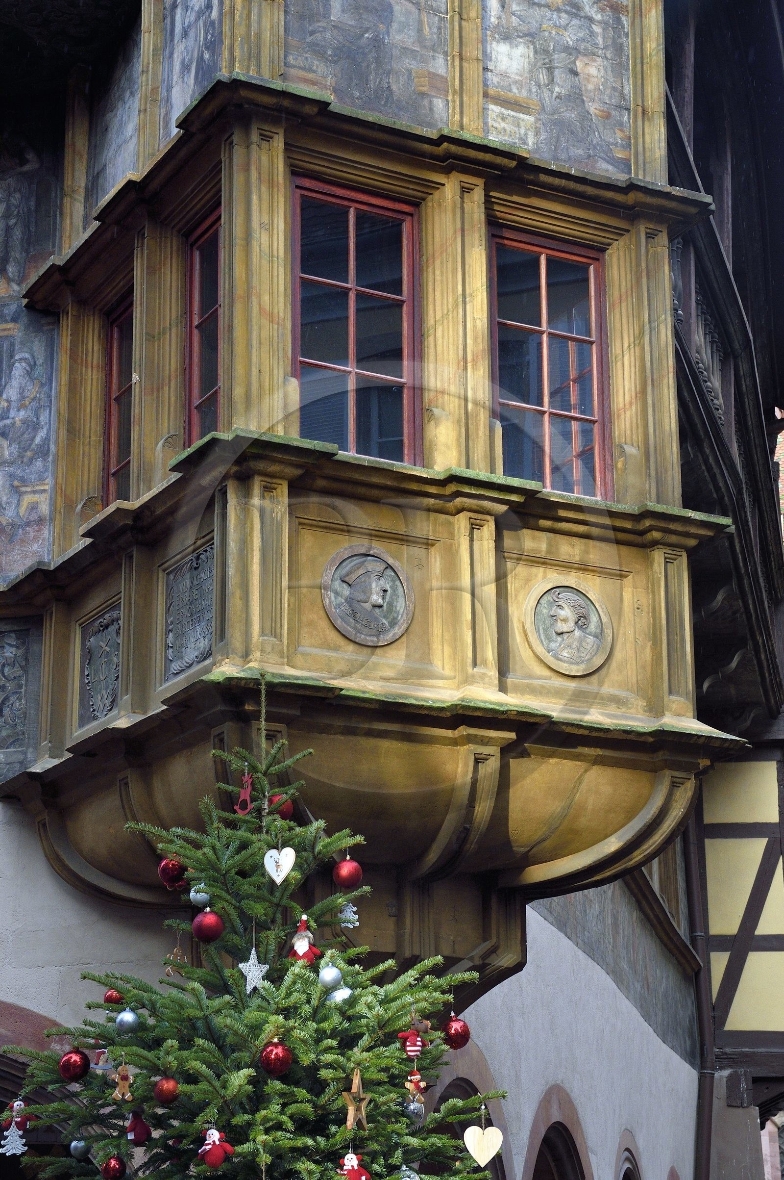 France, Haut-Rhin (68), Colmar, la maison Pfister de style Renaissance (1537) dans la rue des Marchands à Noël et son oriel France, Haut-Rhin (68), Colmar, la maison Pfister de style Renaissance (1537) dans la rue des Marchands à Noël et son oriel