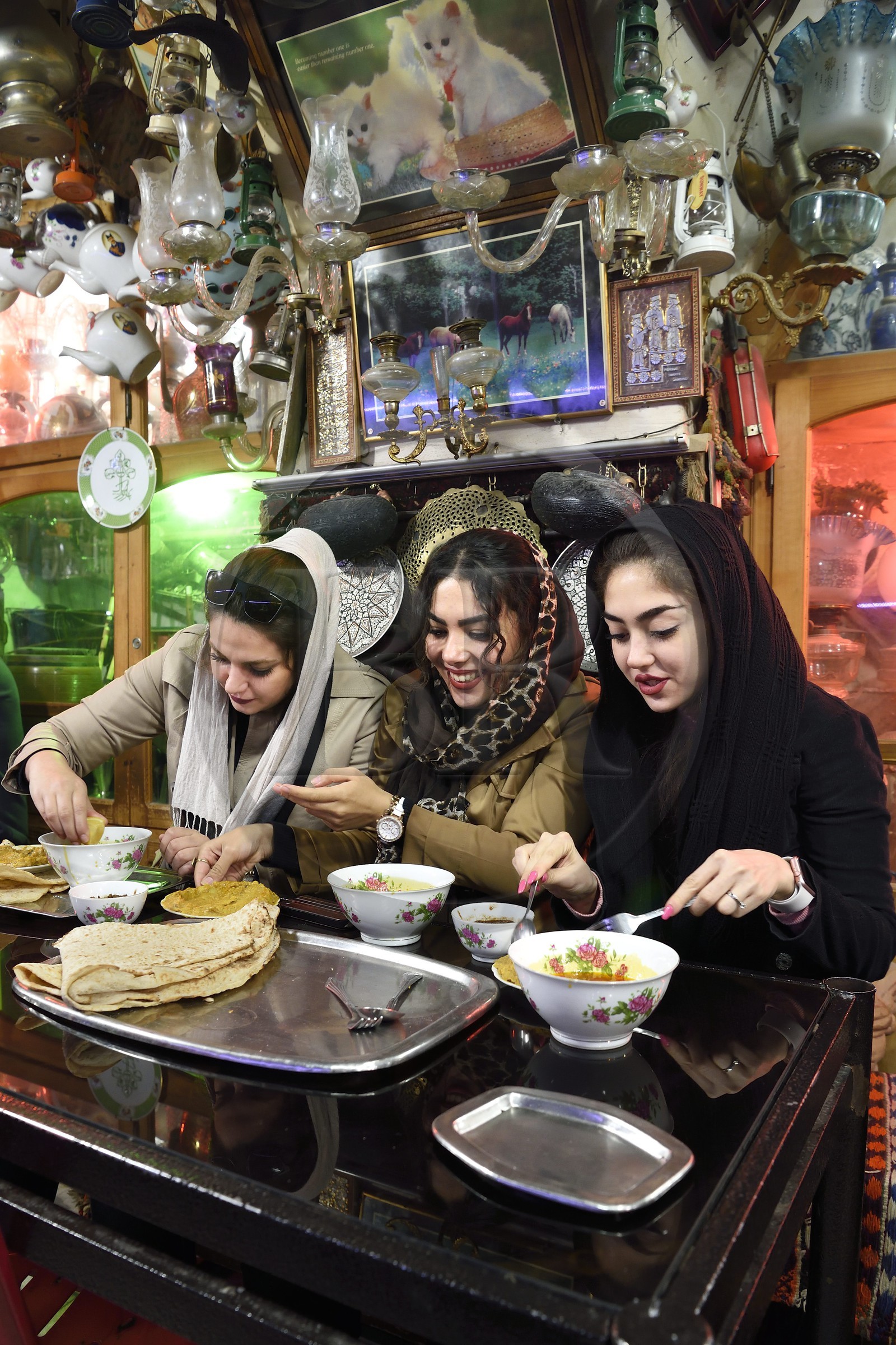 Iran, province d'Ispahan, Ispahan, la maison de thé et restaurant Chai Khaneh Azadegan, jeunes iraniennes étudiantes en ingénierie médicale qui se nomment, de gauche à droite, Pita, Nadia et Niloufar (pas de model release)