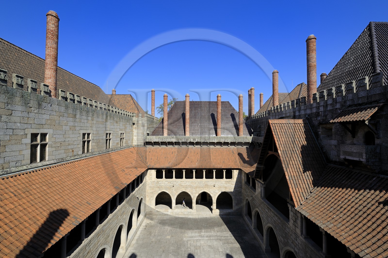 Portugal, région du Minho, Guimaraes, ville classée Patrimoine Mondial de l' UNESCO, Paço dos Duces de Bragança (Palais des Ducs de Bragance) et ses célèbres cheminées