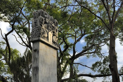 Brasil, Minas Gerais state, Brumadinho, Centro de arte contemporanea Inhotim (contemporary artwork center), Gui Tuo Bei (2001) by Zwang Huan