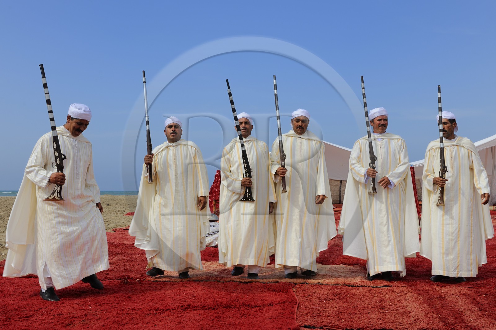 Maroc, région de l'Oriental, danse et musique traditionnelle la Reggada sur une plage