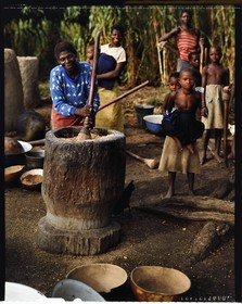 Burkina Faso, province de Poni, pays des Lobi, région de Loropéni, épouses du chef de village de Lakar pilant le mil (céréale)