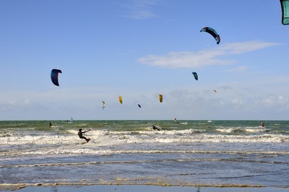 France, Seine-Maritime (76), Pays de Caux, Côte d'Albâtre, kitesurf à la plage de Saint-Jouin-Bruneval