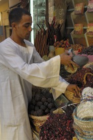 Egypte, Haute Egypte, Nubie, vallée du Nil, Assouan, le souk, étal d'épices