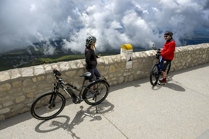 France, Vaucluse, Parc Naturel Regional du Mont Ventoux, Bedoin, cyclists at the summit of Mont Ventoux (1910m), the guide Olivier Brunaud (Egobike)