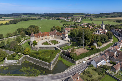 France, Côte-d'Or (21), Epoisses, le château d'Epoisses et sa double enceinte fortifiée (vue aérienne)