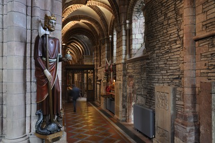 Royaume-Uni, Ecosse, Iles Orcades, Mainland, ville de Kirkwall, la cathédrale Saint-Magnus en grès rouge, Saint Olaf