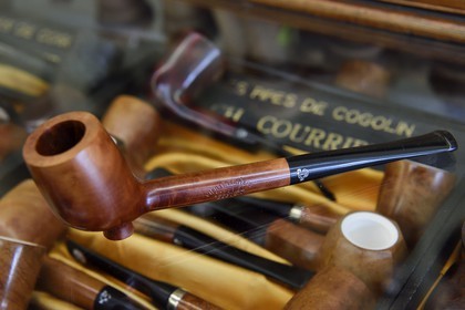 France, Var (83), Presqu'Ile de Saint-Tropez, Cogolin, fabricant de pipes Courrieu, la pipe en racine de bruyère, modèle traditionel dit Provencale avec son pied qui permet de la poser