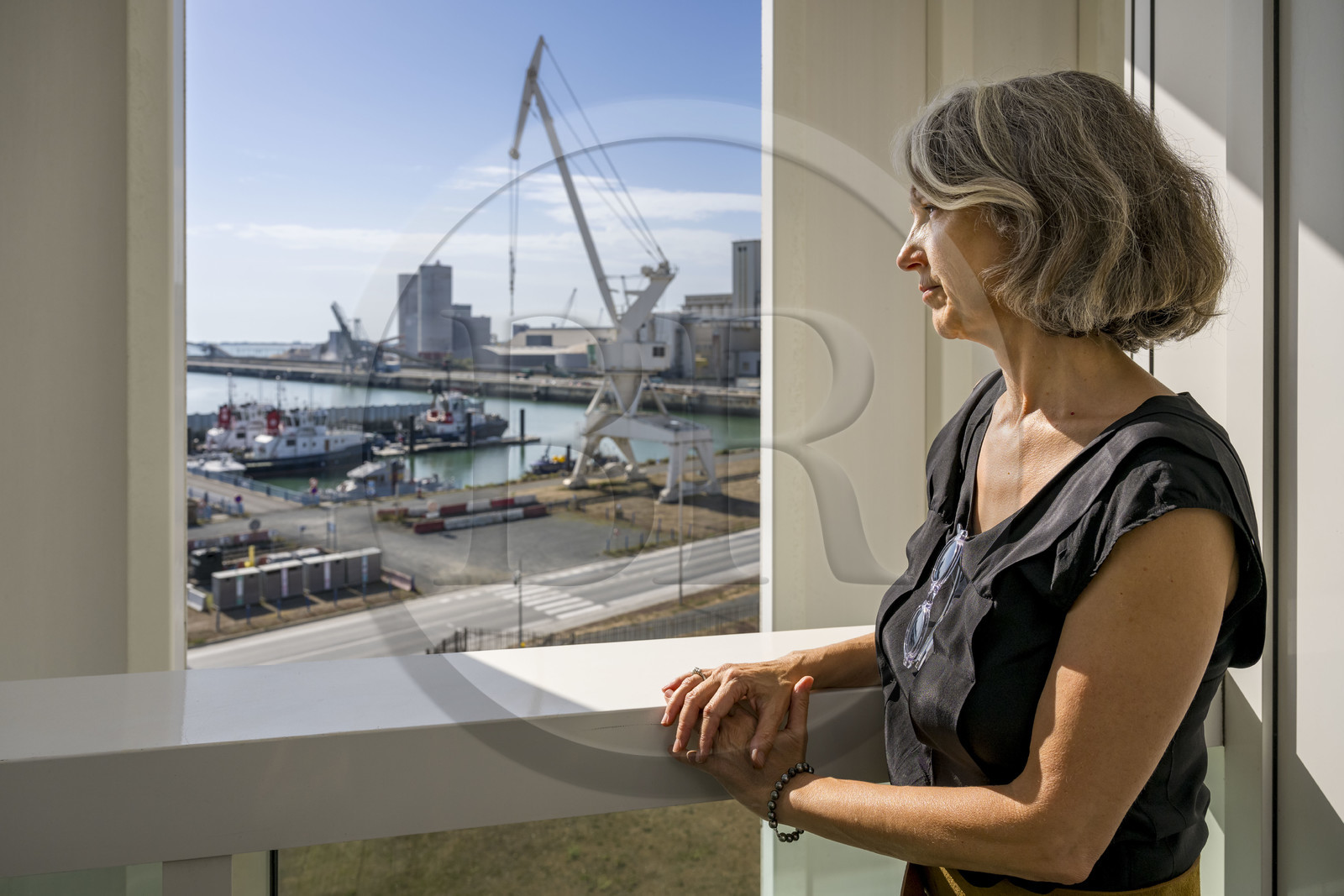 France, Charente-Maritime (17), La Rochelle, le Port Atlantique La Rochelle, Sarah Boursier observe le port de commerce La Pallice France, Charente-Maritime (17), La Rochelle, le Port Atlantique La Rochelle, Sarah Boursier observe le port de commerce La Pallice