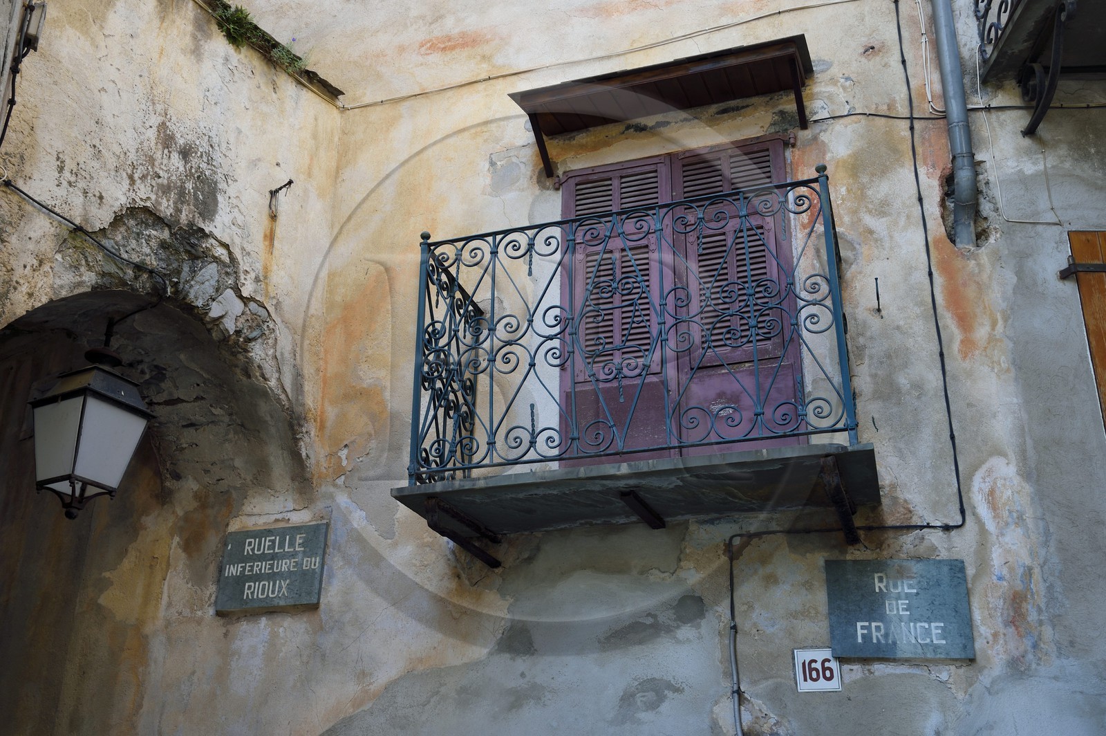 France, Alpes-Maritimes (06), vallée de la Roya (arrière-pays niçois), au pied du parc national du Mercantour, Tende, ruelle de la ville basse