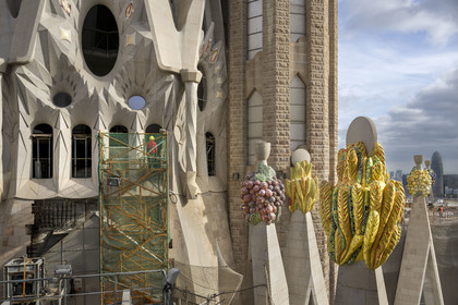 Espagne, Catalogne, Barcelone, quartier de l'Eixample, basilique de la Sagrada Familia de l'architecte du modernisme catalan Antoni Gaudi classée Patrimoine Mondial de l'UNESCO, sommets surmontés de mosaïques en forme de fruits entourant le chantier la future tour centrale