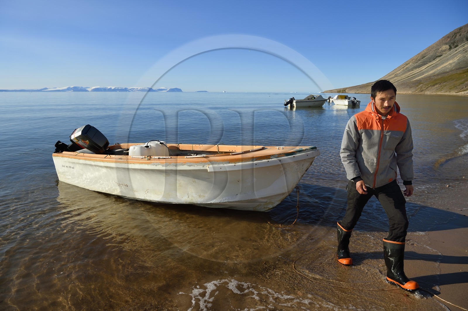 Groenland, cote Nord-Ouest, Murchison sound au nord de la baie de Baffin, Siorapaluk, village le plus septentrional du Groenland, les habitants se déplacent la plupart du temps en bateau l'été pour aller chasser