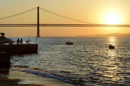 Portugal, région de Lisbonne, commune d'Almada au lieu dit Ponto Final sur la rive sud du Tage, le pont du 25 de Abril