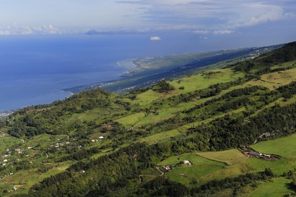 France, Ile de la Reunion, les pentes du Tevelave et le lagon de la côte ouest en arrière plan (vue aérienne)