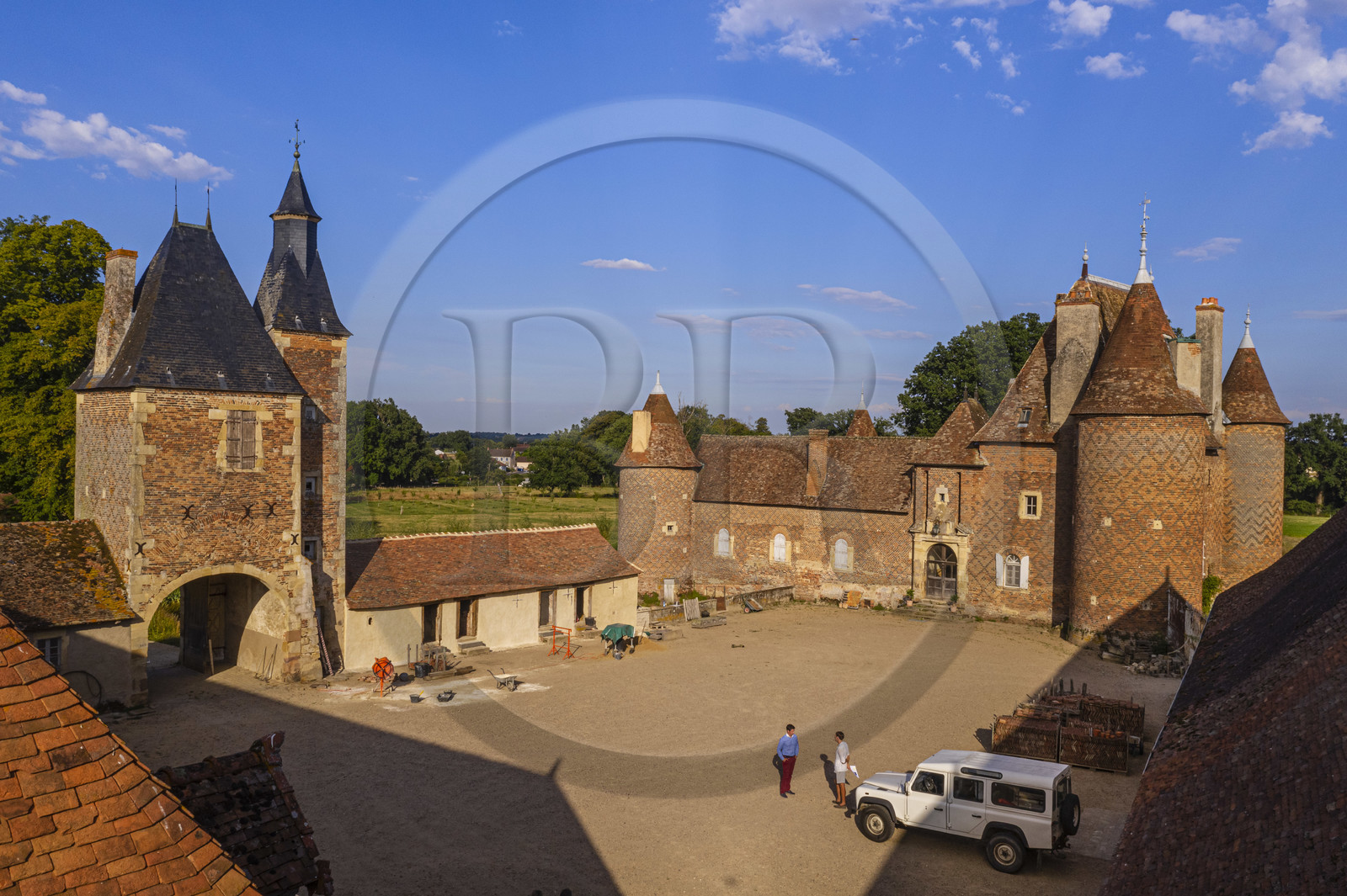 France, Allier (03), ancienne province du Bourbonnais, Chapeau, chateau de la Cour (XVe siècle à fin du XVIe siècle) avec un décor de chevrons de briques noires sur fond de briques rouges (vue aérienne)