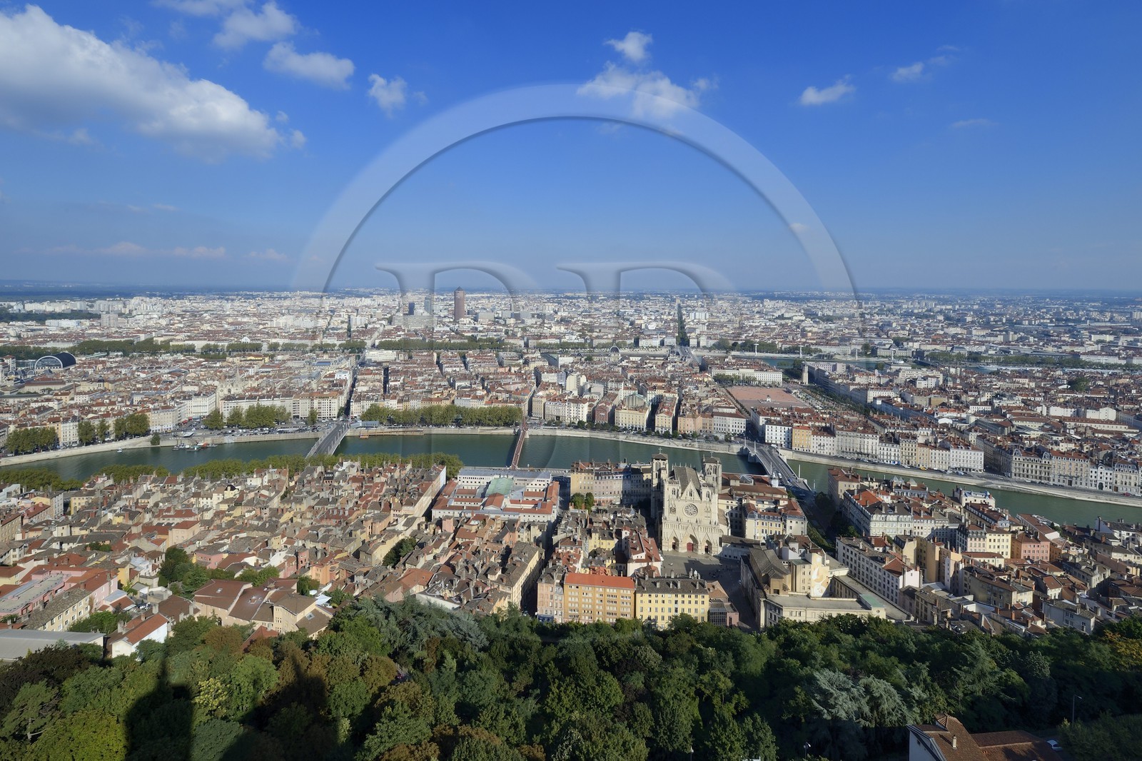 France, Rhône (69), Lyon, site historique classé Patrimoine Mondial de l'UNESCO, Vieux Lyon, la cathédrale (primatiale) Saint Jean et la place Bellecour dans le quartier de la Presqu'Ile en arrière plan