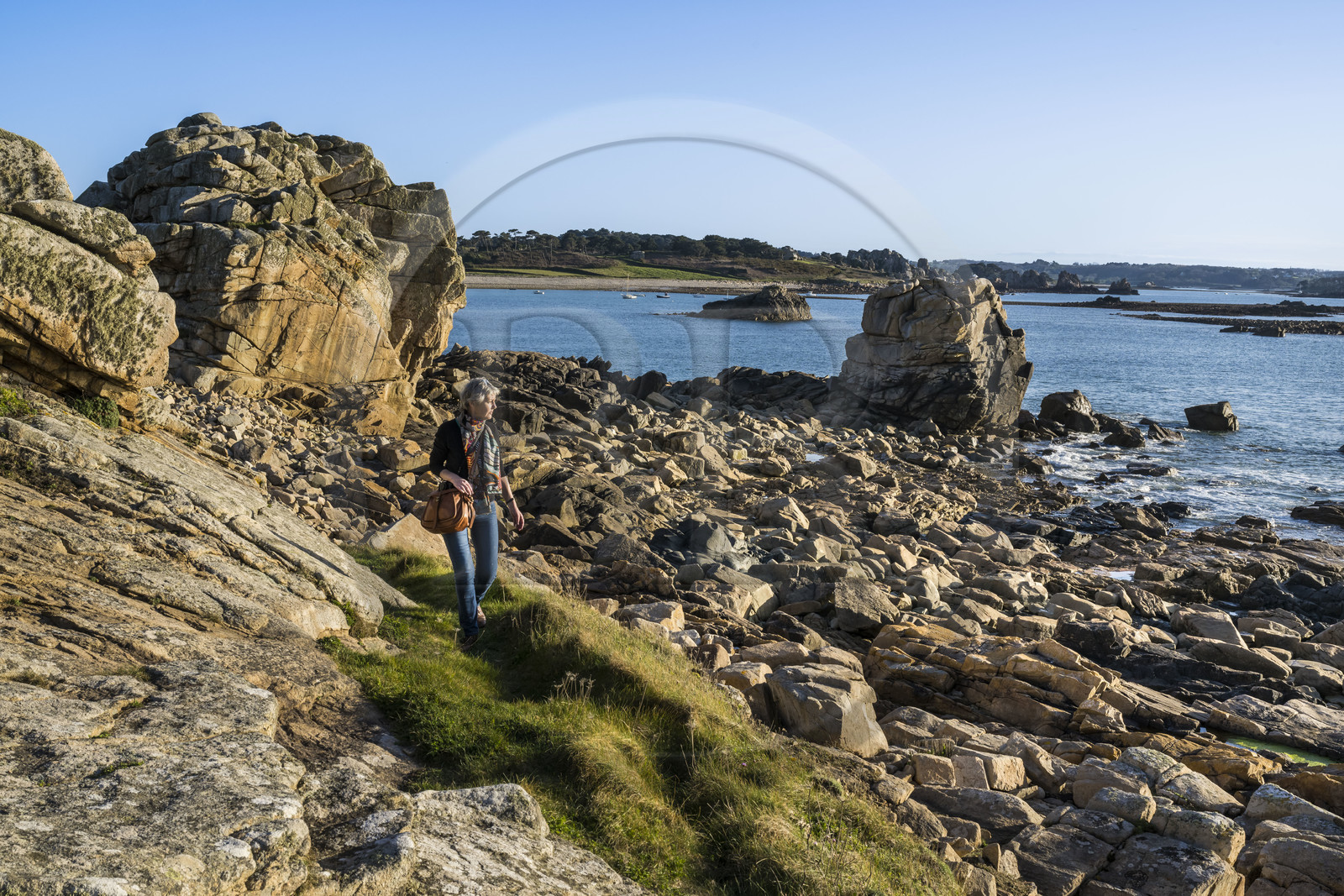 France, Côtes-d'Armor (22), Côte d'Ajoncs, Plougrescant, site du gouffre de Plougrescant sur le chemin de Grande Randonnée GR 34