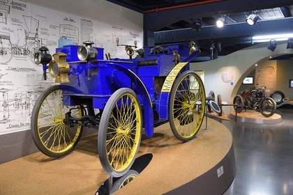 France, Puy-de-Dôme (63), Clermont-Ferrand, L'Aventure Michelin, musée retraçant toutes les activités du groupe Michelin, la voiture L'Eclair construite en 1895 pour la course Paris-Bordeaux-Paris et montée sur les tout nouveaux pneumatiques Michelin