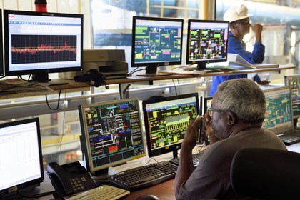 France, Ile de la Reunion, Saint-Louis, l'usine sucrière du Gol utilisant la canne à sucre, la salle de contrôle de tout le process de fabrication