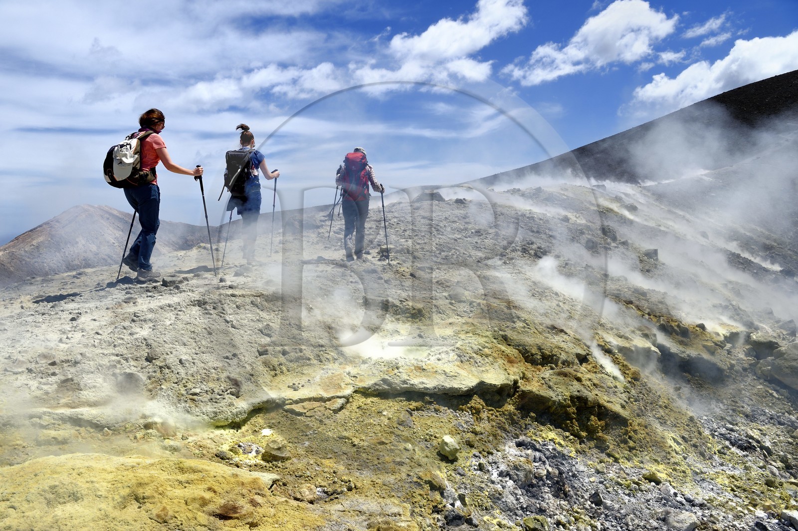 Italie, Sicile, iles Eoliennes, classées Patrimoine Mondial de l'UNESCO, ile de Vulcano, randonneurs dans l'ascension du cratère du volcan della Fossa à travers les fumerolles soufrées