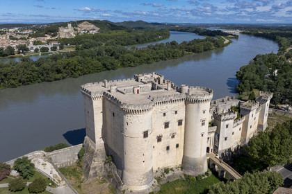 France, Bouches du Rhone, Tarascon, King René's castle dating from the 15th century on the banks of the Rhone and the Beaucaire fortress in the background on the other bank (aerial view)
