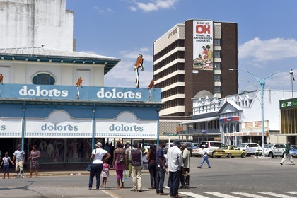 Zimbabwe, Bulawayo, magasins à l'angle de Joshua Nkomo street et de la 8ème avenue