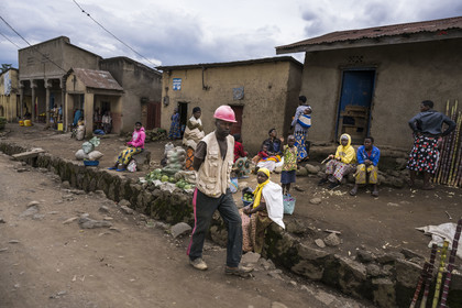 Rwanda, Province du Nord, District de Musanze (Ruhengeri), Busogo, un des village sur les pentes du mont Karisimbi dans les montagnes des Virunga à la sortie du Parc national des Volcans où vivent les gorilles, 10% des revenus du tourisme des gorilles sont reversés aux communautés locales