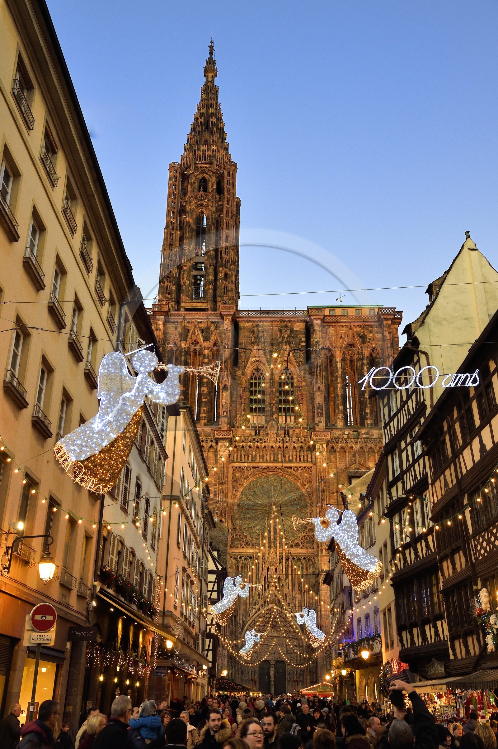 France, Bas-Rhin (67), Strasbourg, vieille ville classée Patrimoine Mondial de l'UNESCO, décorations de Noël, Rue Mercière et cathédrale Notre-Dame