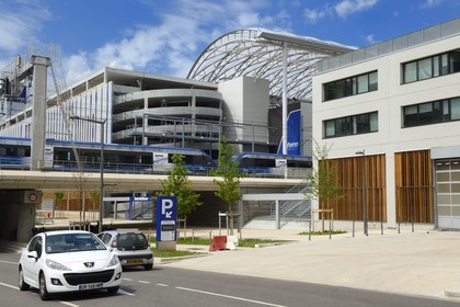 France, Rhone, Lyon, La Confluence new district in the South of the Presqu'ile (Peninsula), Confluence mall passed through by the railroad
