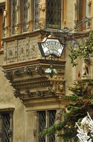 France, Haut-Rhin (68), Colmar a Noel, la Maison des Têtes de style Renaissance (1609) jadis Bourse au Vins, oriel