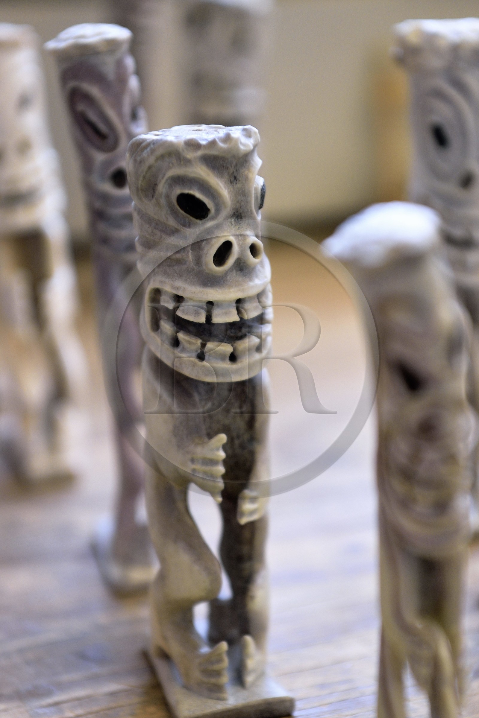 Groenland, cote ouest, baie de Baffin, Upernavik, artisan fabriquant un Tupilak (sculpture rituelle)