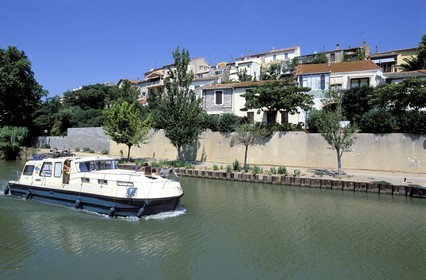 France, Aude (11), village de Paraza vers Lézignan-Corbières, péniche sur Canal du Midi