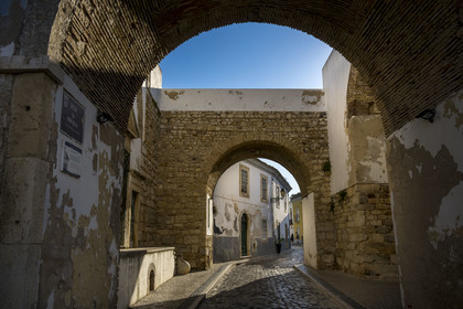 Portugal, Algarve, Faro, the old town, the medieval gate Arco do Repouso