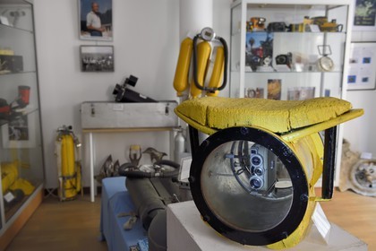 France, Var (83), Sanary-sur-Mer, Musée Frédéric Dumas consacré à l'archéologie sous-marine et à l'histoire des équipements de plongée sous-marine, caisson étanche artisanal 1950