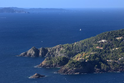 France, Var (83), Corniche des Maures, Le Lavandou, Cap Bénat et l'Ile de Porquerolles en arrière plan (vue aérienne)