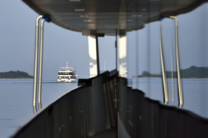 Croatie, Dalmatie, cote dalmate, bateaux de croisière au large de l'Ile de Korcula