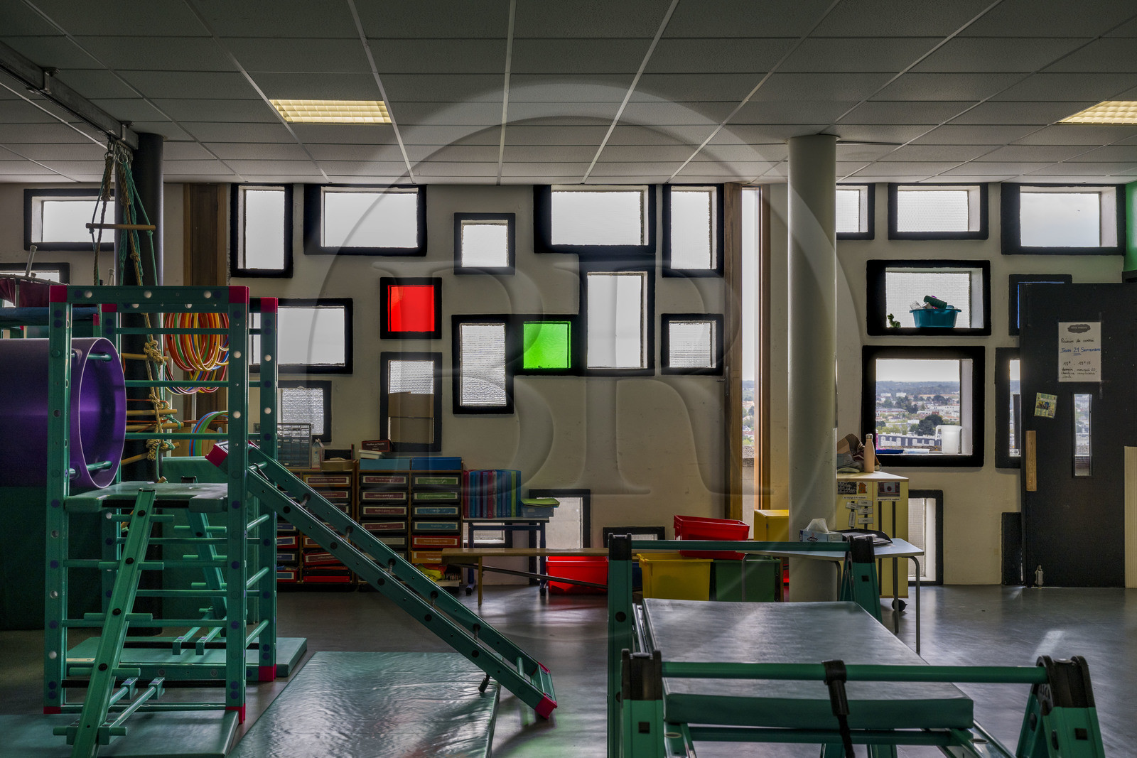 France, Loire-Atlantique (44), banlieue de Nantes, Rezé, la Maison Radieuse par l'architecte Le Corbusier, l'école maternelle installée sur le toit-terrasse, salle de classe