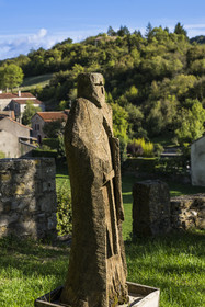 France, Aveyron (12), Causses et les Cévennes, paysage culturel de l'agro-pastoralisme méditerranéen, classés Patrimoine Mondial de l'UNESCO, Sainte-Eulalie-de-Cernon, la Commanderie Templière, sculpture moderne représentant un Chevalier de l'Ordre du Temple