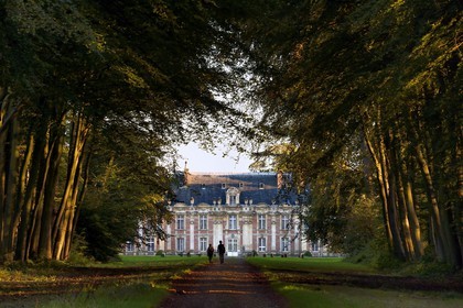 France, Seine-Maritime (76), Pays de Caux, Tourville-sur-Arques, château de Miromesnil, lieu de naissance de l'écrivain Guy de Maupassant, facade Nord au bout d'une allée arborée
