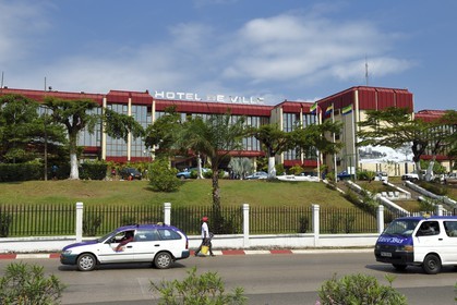 Gabon, Libreville, boulevard Triomphal El Hadj Omar Bongo, l'Hotel de Ville