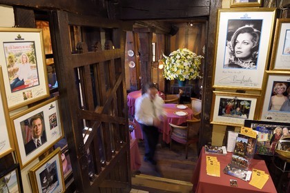 France, Seine-Maritime (76), Rouen, place du Vieux Marché, le restaurant La Couronne dans une maison à pans de bois de 1345 serait la plus vieille auberge de France, portrait de clients célèbres accrochés aux murs