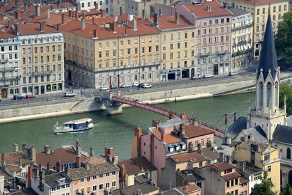 France, Rhône (69), Lyon, site historique classé Patrimoine Mondial de l'UNESCO, Vieux Lyon, quartier Saint-Georges, la passerelle Paul Couturier aussi appelé Saint Georges sur la Saône et l'église Saint Georges