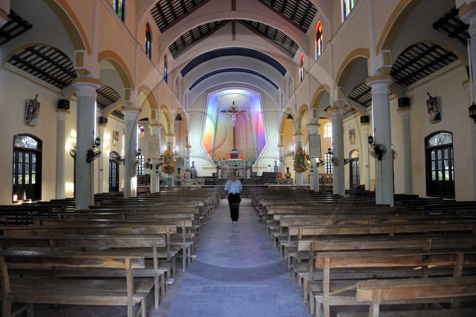 Vietnam, province de Ninh Binh, village insulaire de Kenh Ga, l'église au centre du village dans cette région très catholique