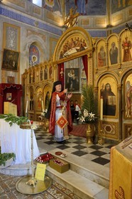 France, Corse-du-Sud (2A), Cargèse, église Saint Spyridon grecque catholique de rite oriental, messe de la fête du basilic (exaltation de la Sainte-Croix) par l’archimandrite Athanase