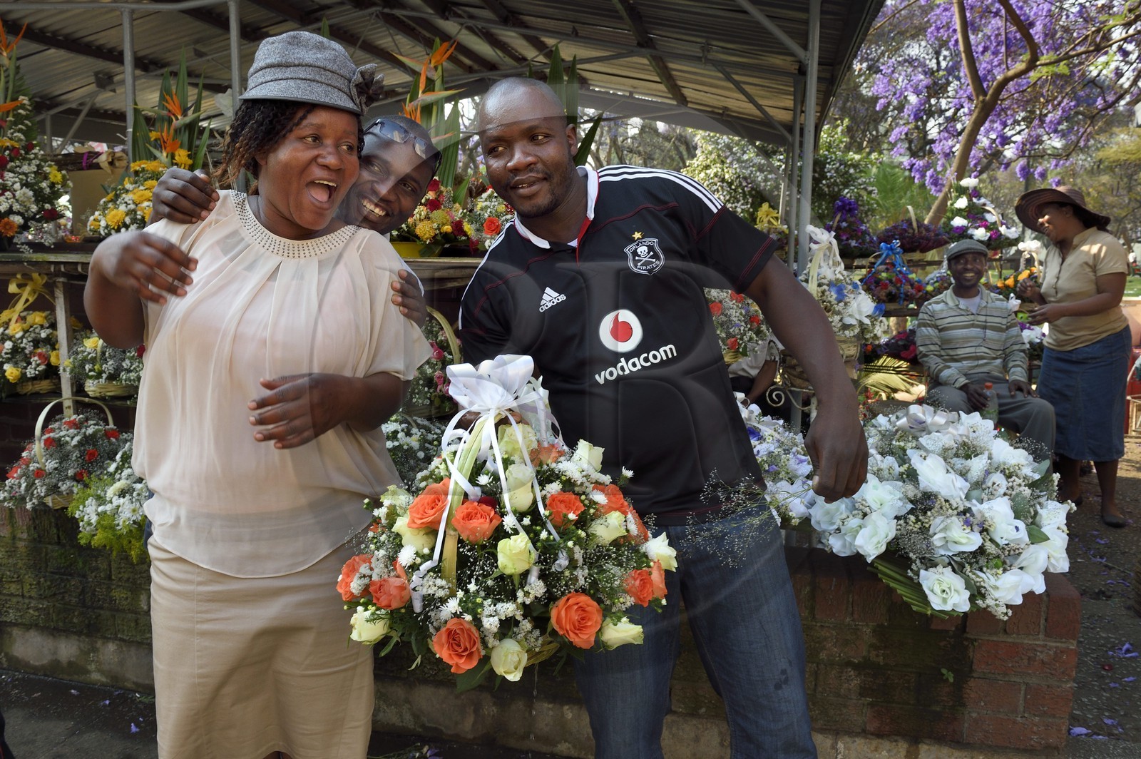 Zimbabwe, Harare, fleuristes sur la place African Unity Square (anciennement Cecil Square)