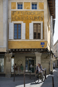 France, Vaucluse (84), L'Isle-sur-la-Sorgue, vieille ville, place de la Liberté, maison à piliers